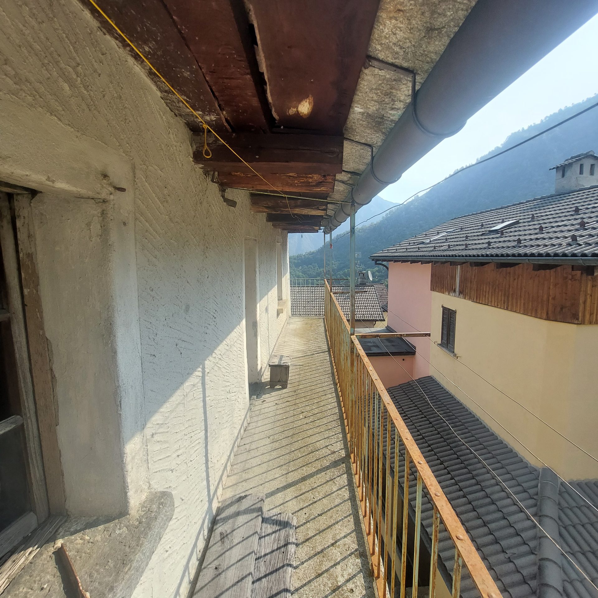 Blick auf die zwei Gartenparzellen beim Haus