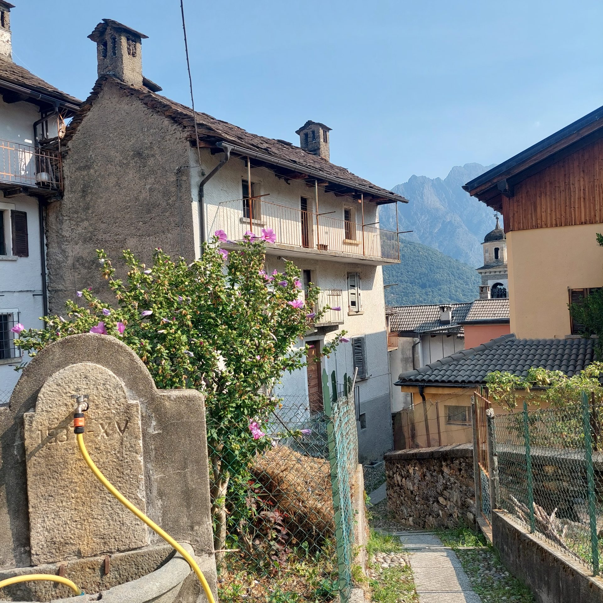 Casa CriDo — Gasse in Gurro mit Blick auf die Berge